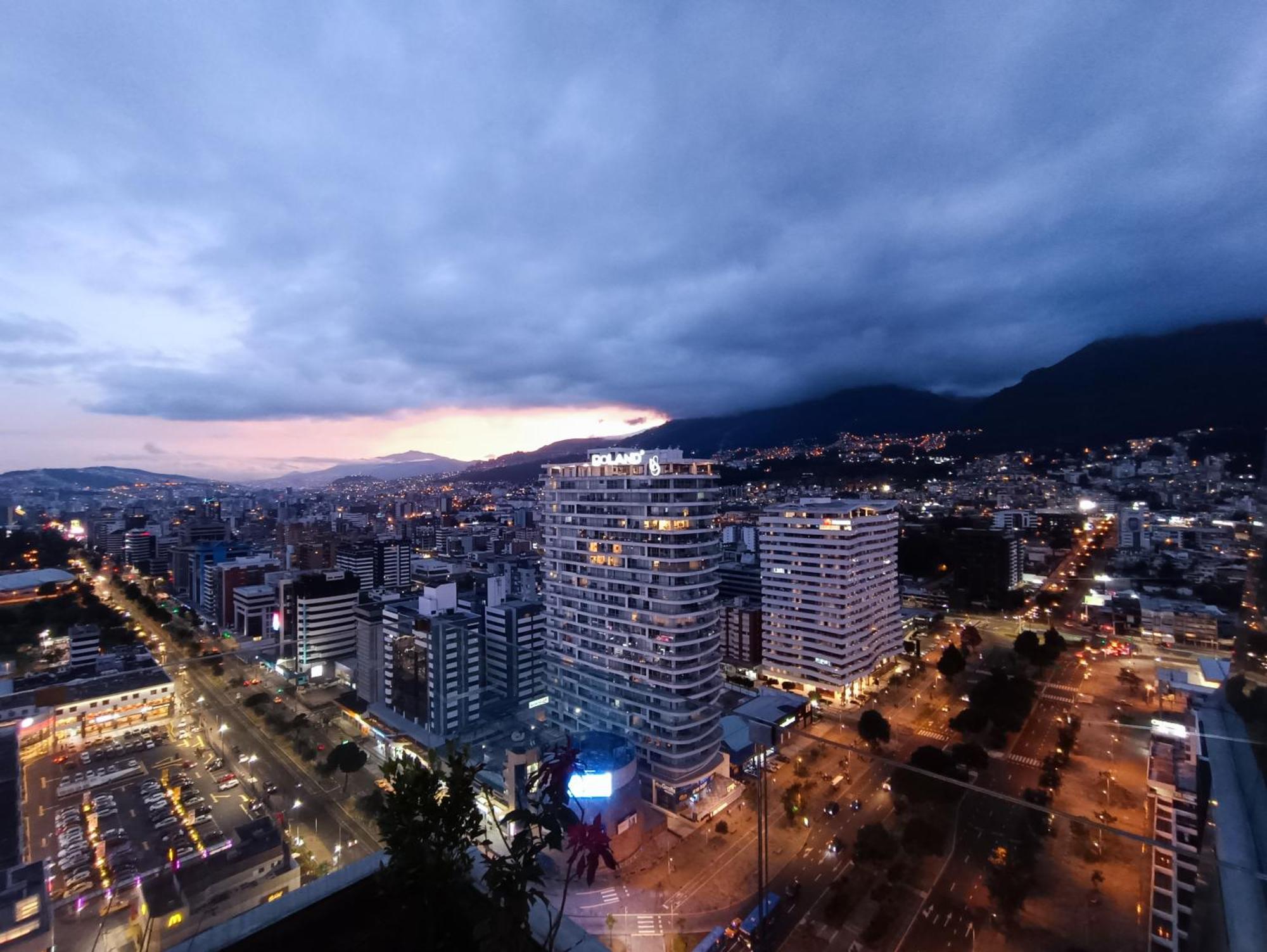 Hermoso Penthouse Vistas Espectacular Apartment Quito Exterior photo